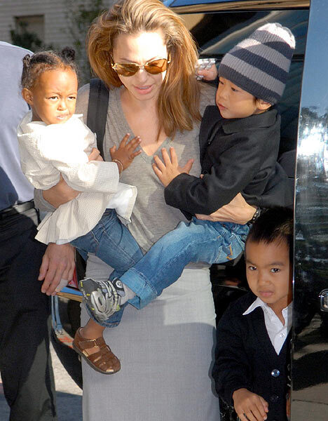 Анджелина Джоли усыновит ребенка из Бирмы