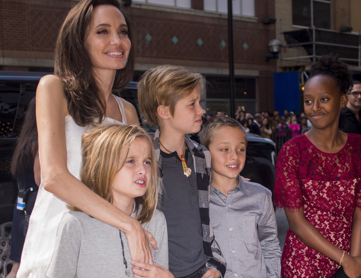 Анджелина Джоли вместе с детьми вышла на красную дорожку кинофестиваля в Торонто