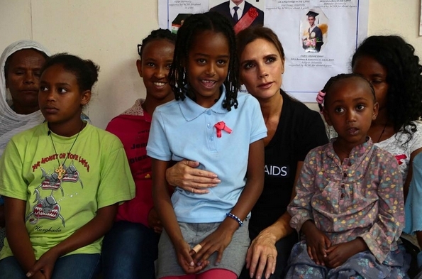 Виктория Бекхэм поддержала детей в Эфиопии