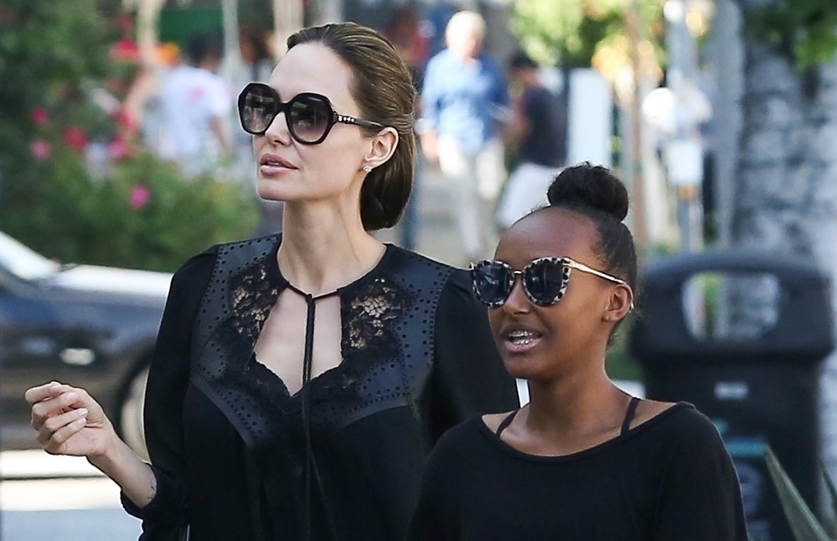 Анджелина Джоли продемонстрировала нежный образ на прогулке с детьми в Лос-Анджелесе