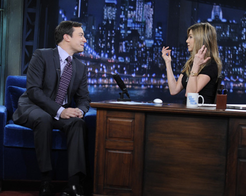 Видео: Дженнифер Энистон на шоу Late Night with Jimmy Fallon