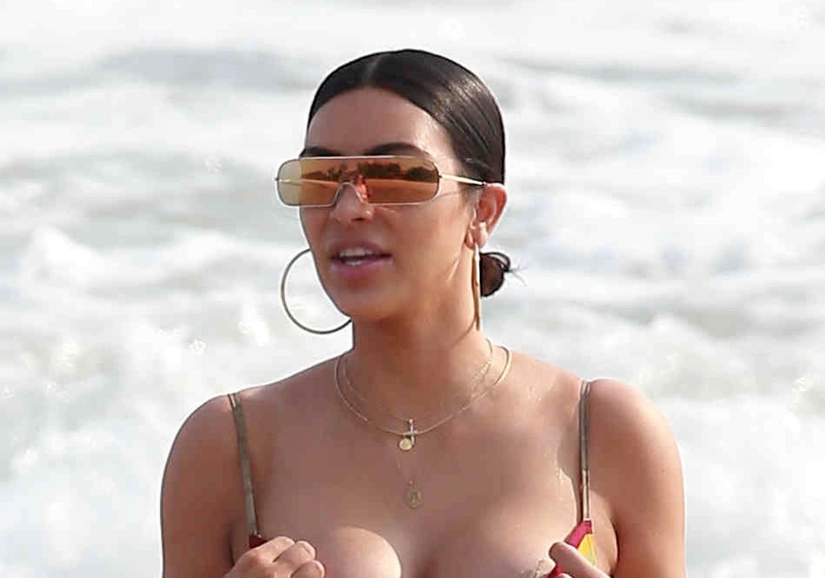 В Сети впервые появились пляжные фото Ким Кардашьян без фотошопа