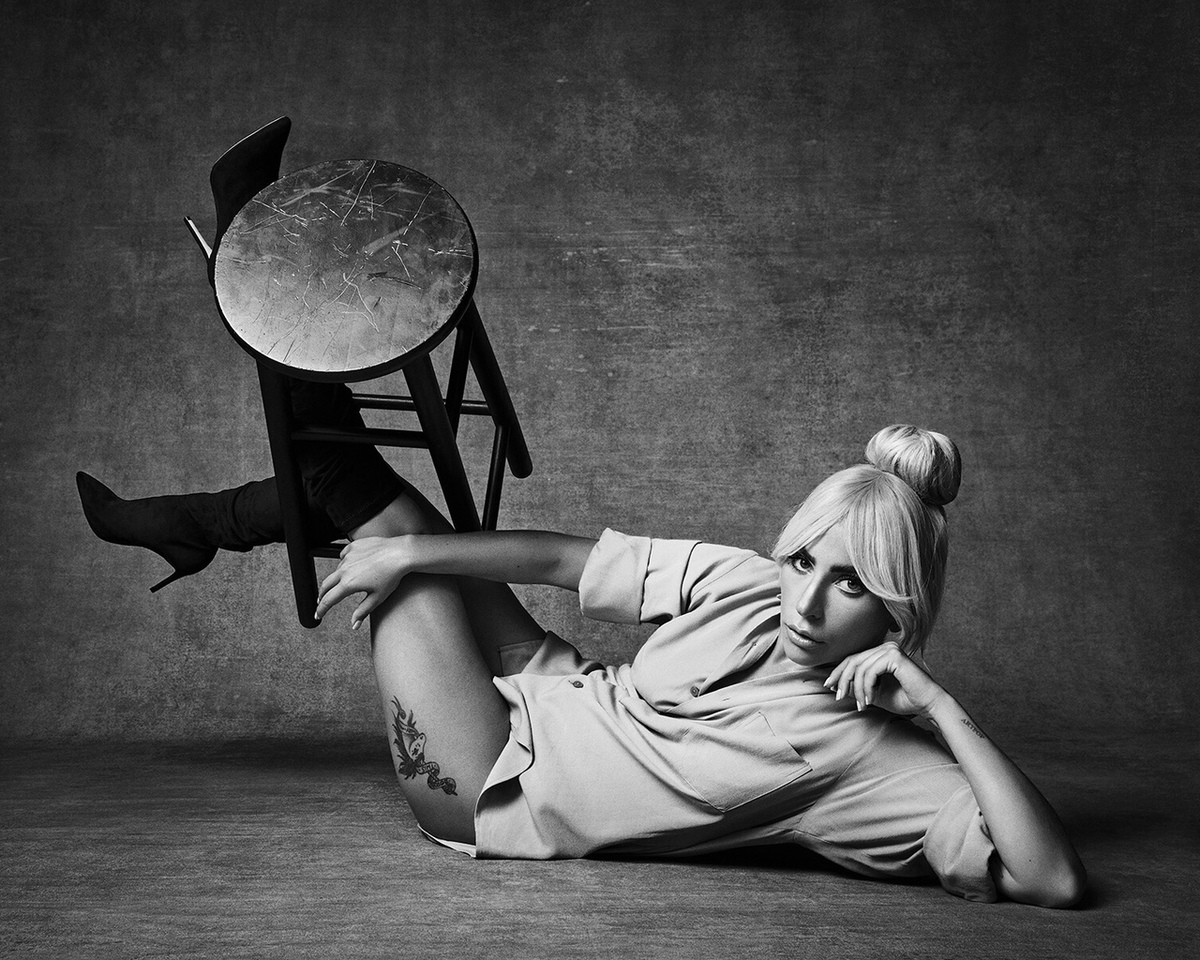 Леди Гага демонстрирует серьезную акробатику в фотосессии для Variety