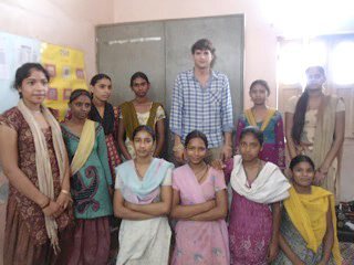 Эштон Кутчер с благотворительной миссией в Индии