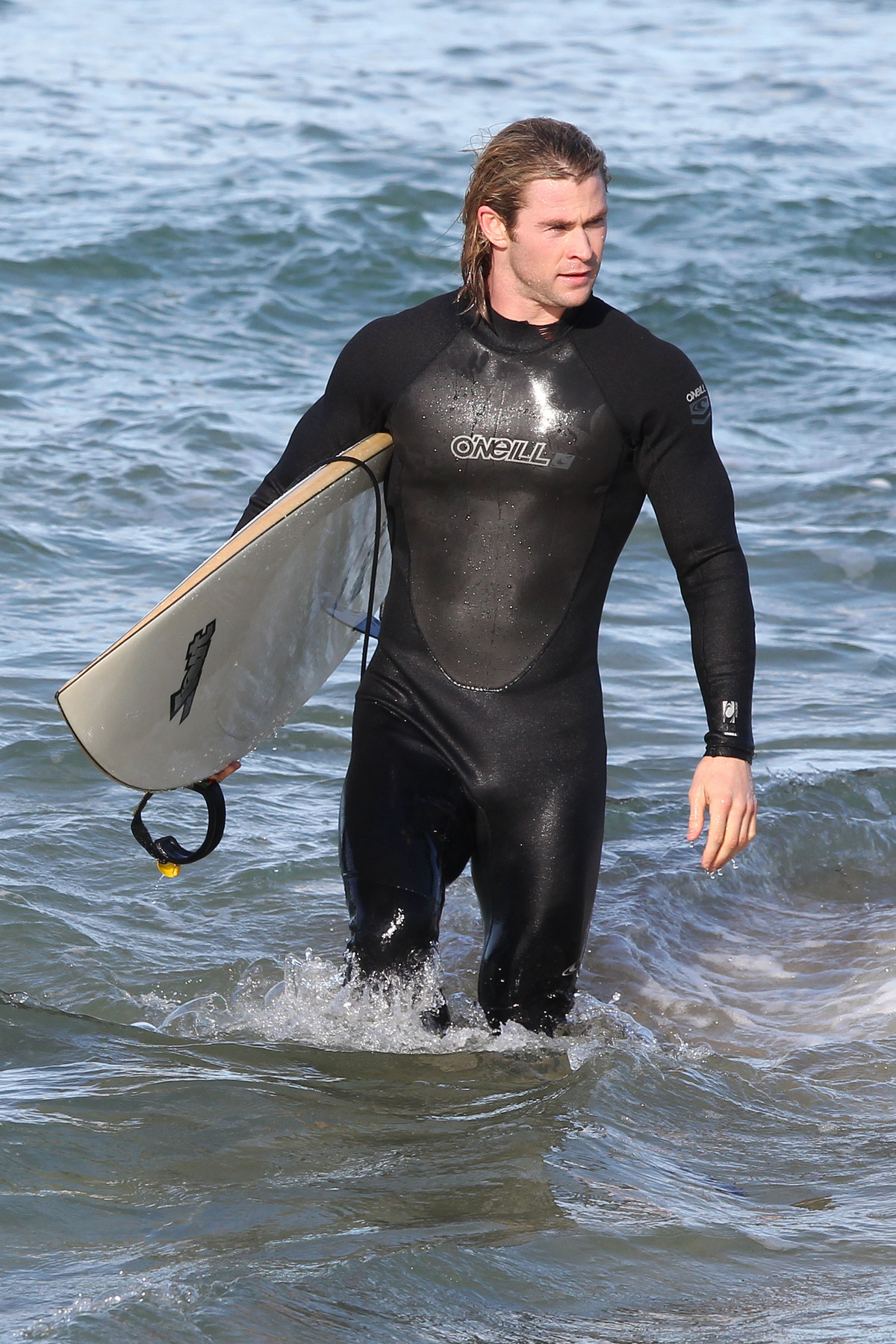 Крис Хемсворт занимается серфингом в Сиднее