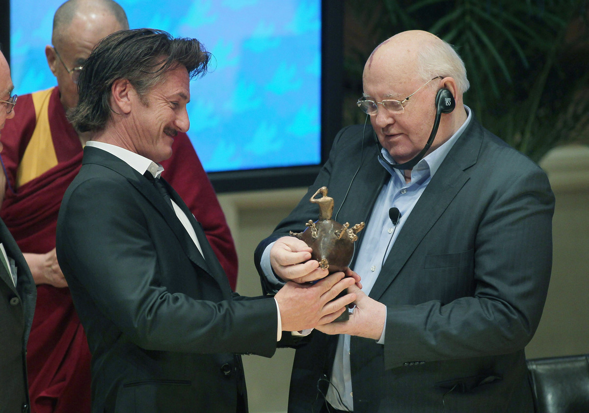 Шон Пенн получил награду от лауреатов Нобелевской премии
