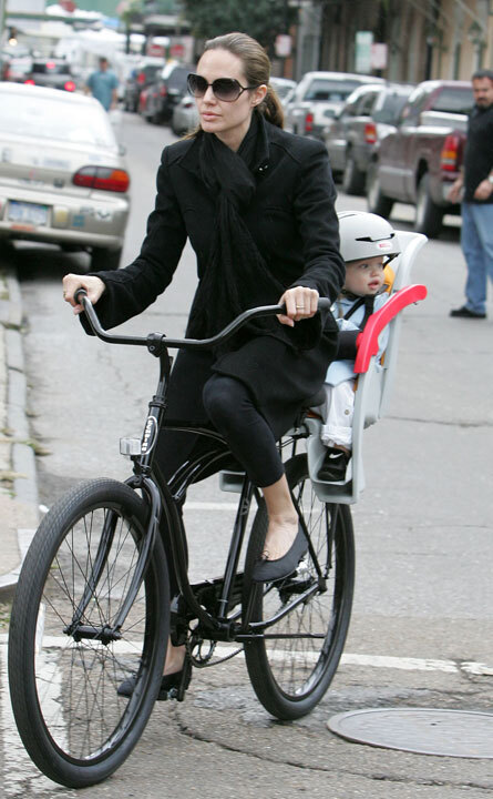 Семья Джоли-Питт на велосипедной прогулке