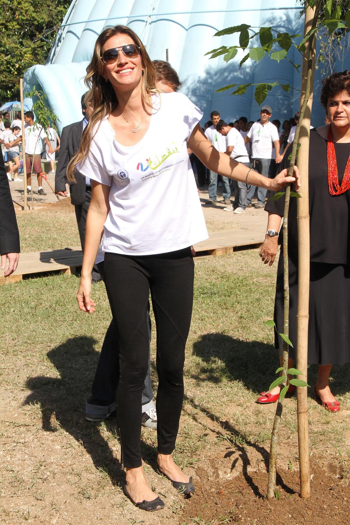 Жизель Бундхен посадила дерево в Бразилии