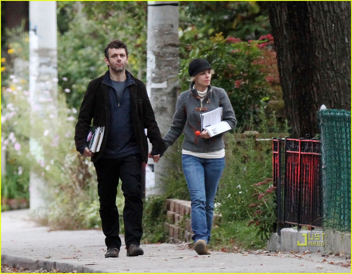 Рэйчел МакАдамс и Майкл Шин гуляют по Торонто за руку