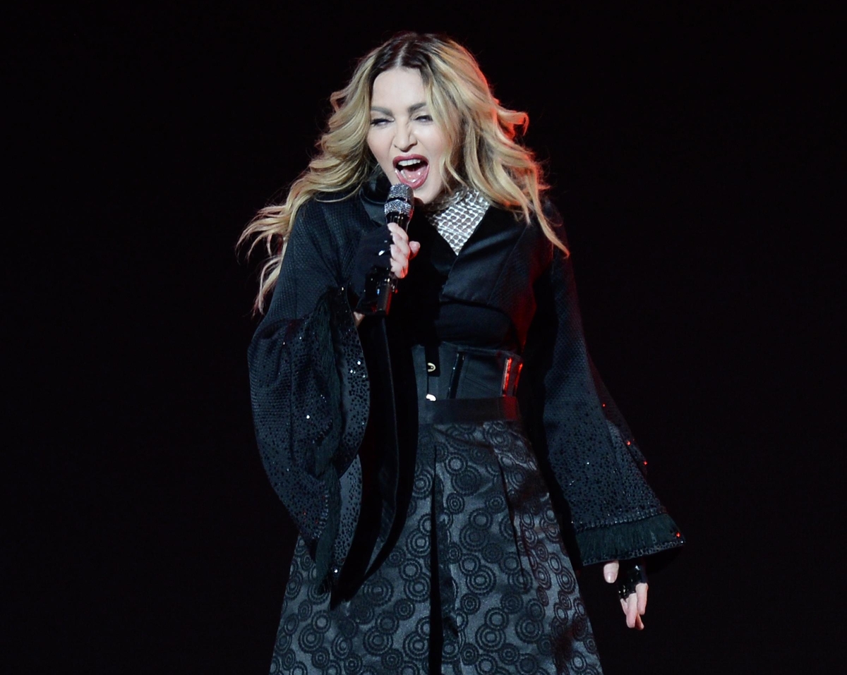 Мадонна раздела фанатку во время своего выступления