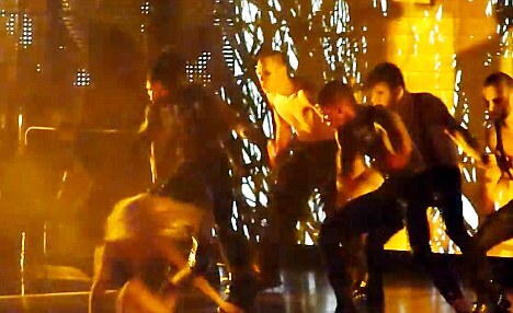 Видео: Lady GaGa упала во время исполнения песни
