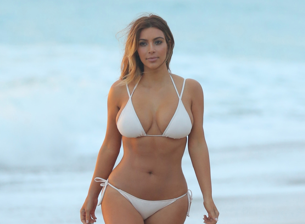 Ким Кардашян на пляже в Майами