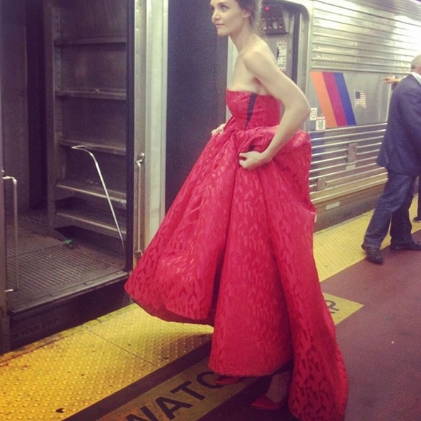 Кэти Холмс в вечернем платье прокатилась в метро