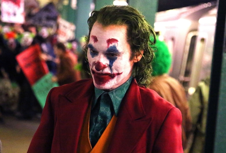 «Улыбнись!»: Хоакин Феникс в дебютном трейлере фильма «Джокер»