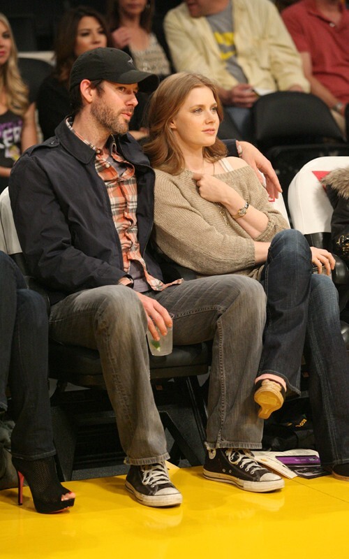 Эми Адамс с женихом на игре Los Angeles Lakers