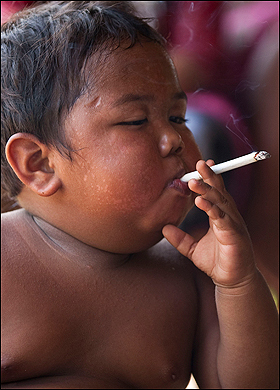 Видео: двухлетний индонезийский мальчик выкуривает 40 сигарет за день