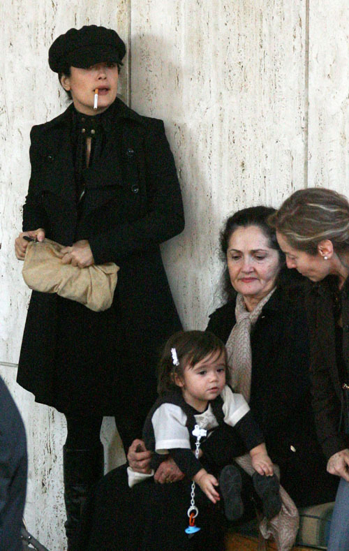 Сальма Хайек с дочерью в торговом центре