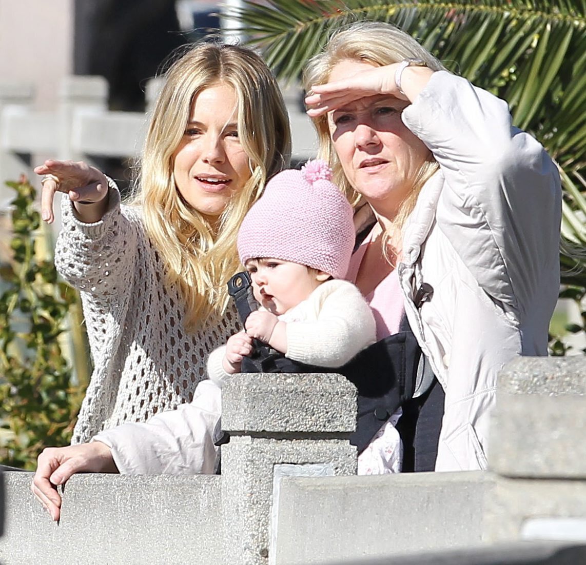 Сиенна Миллер с матерью и дочерью в Санта-Монике