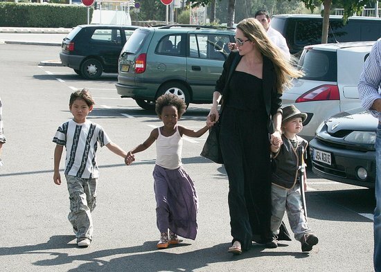 Анджелина Джоли привезла детей в магазин игрушек