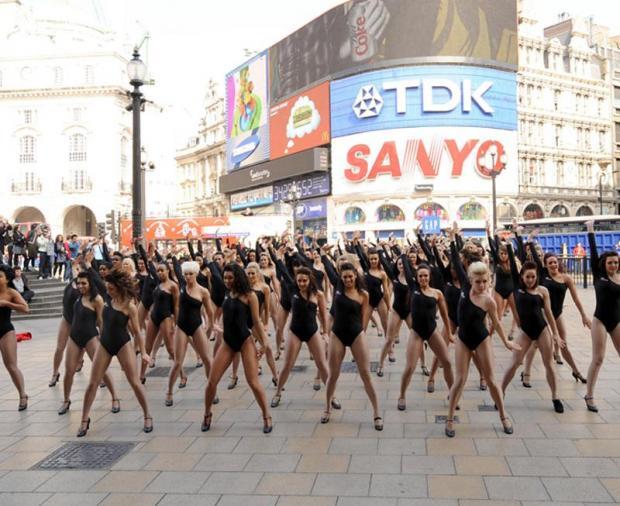100 девушек-двойников Бейонсе вышли танцевать на улицу Лондона
