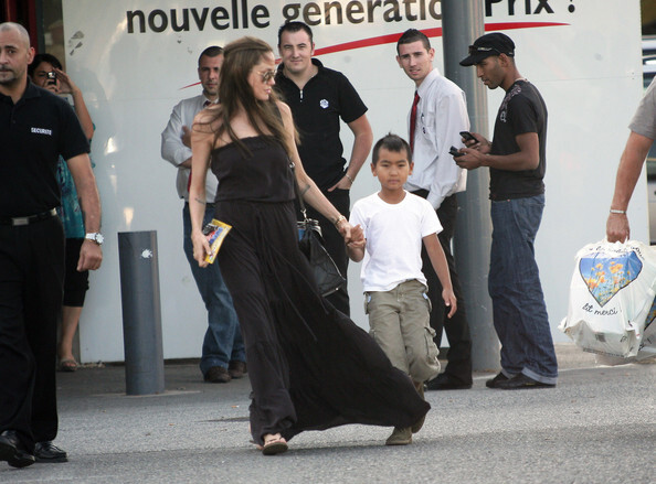 Анджелина Джоли и Мэддокс на прогулке