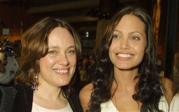 Анджелина Джоли призналась, что удалила яичники по просьбе умершей матери
