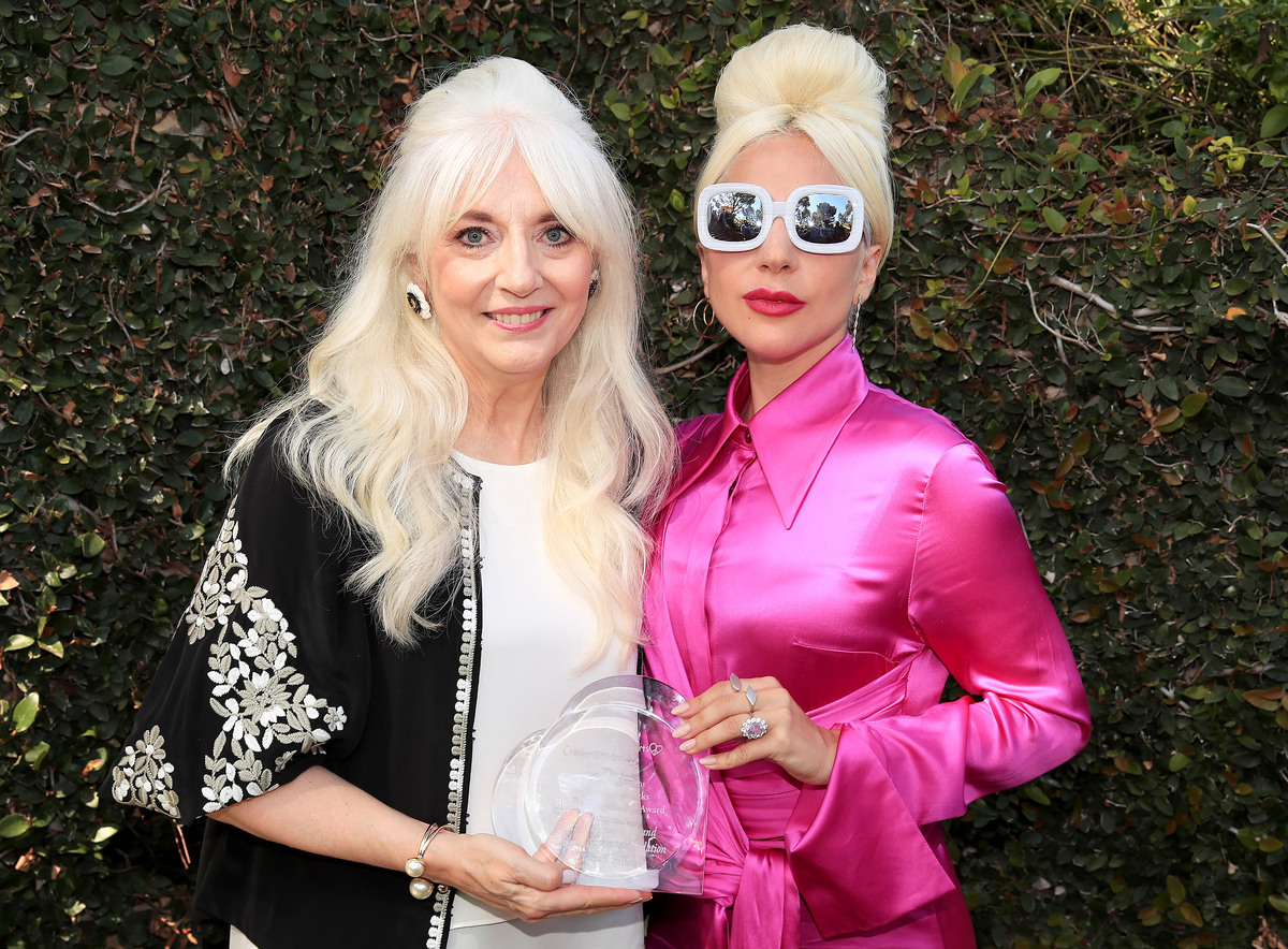 Леди Гага пришла на благотворительный вечер с мамой