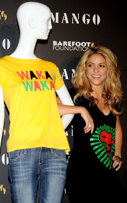 Шакира представила благотворительные майки для Mango