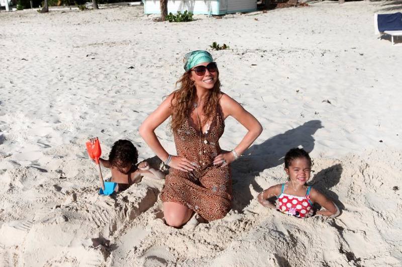 Мэрайя Кэри с детьми на пляже