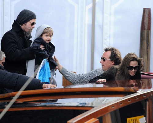 Семейство Джоли-Питт катаются на лодке в Венеции