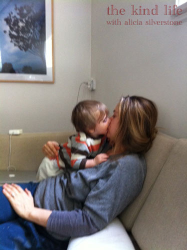 Видео Алисии Сильверстоун, где она кормит своего сына, вызвало много шума