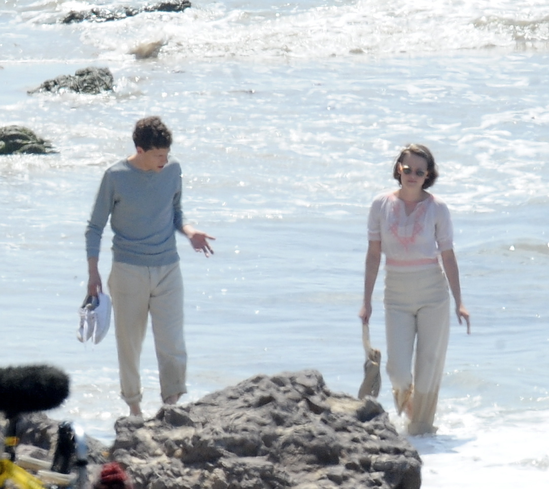 Кристен Стюарт и Джесси Айзенберг на пляже в Малибу на съемках нового фильма