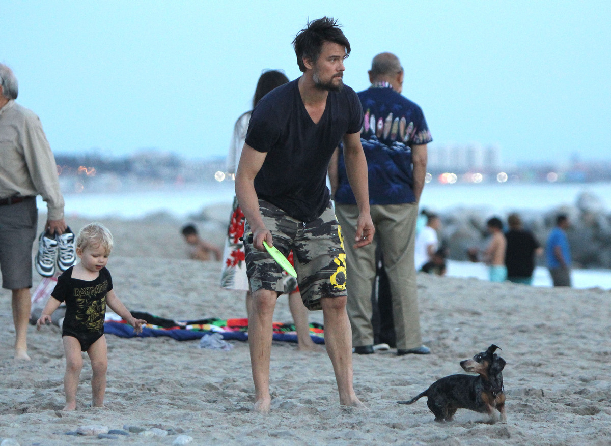 Джош Дюамель на пляже с сыном
