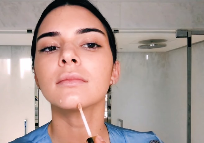 Видео: Кендалл Дженнер учит делать макияж за 2 минуты