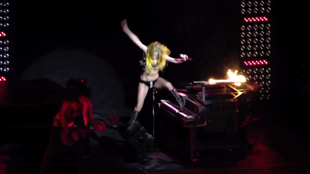 Lady Gaga упала во время выступления
