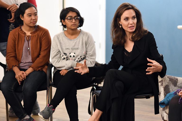 Анджелина Джоли обсуждает проблему сексуального насилия со своими детьми