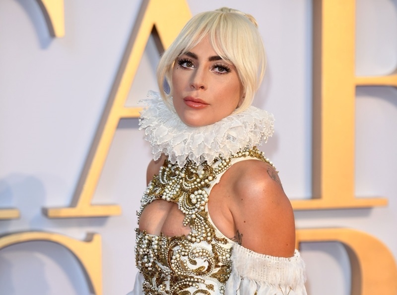 Леди Гага в очередном экстравагантном образе на лондонской премьере фильма «Звезда родилась»