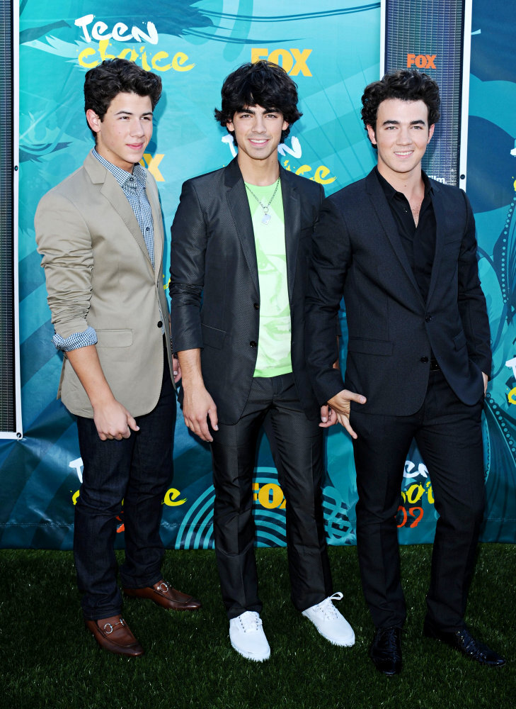 Новый клип Jonas Brothers на песню "Keep It Real"