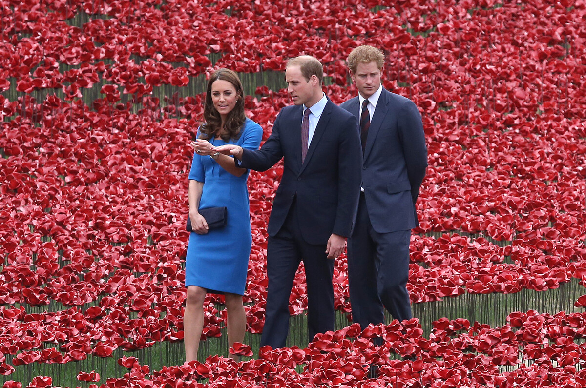 Кейт Миддлтон, принц Уильям и принц Гарри почтили память павших в Первой мировой войне