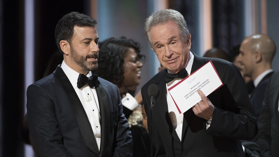Падение Дженнифер Лоуренс, перепутанные конверты, голый мужик на сцене и другие конфузы «Оскара»