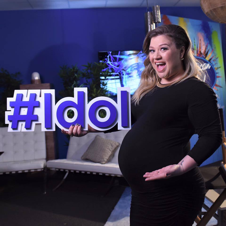 Беременная Келли Кларксон показала живот на шоу American Idol