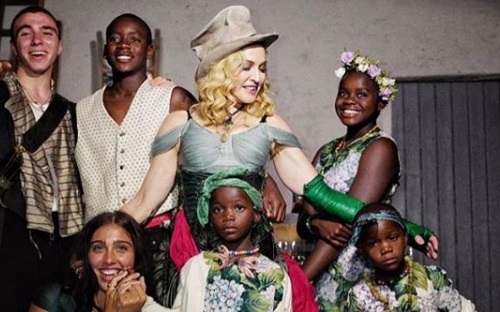 Мадонна поделилась редким фото всех шести детей