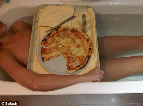 Кэти Перри: поедая пиццу в ванне