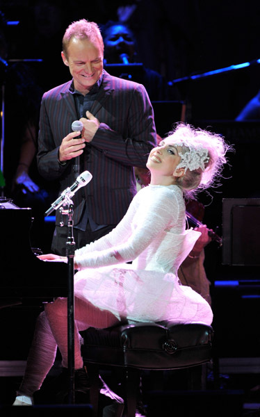 Lady Gaga выступает со Стингом