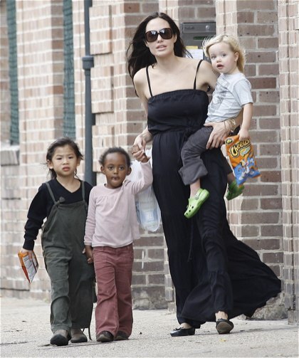 Дети Анджелины Джоли получили наследство от ее матери