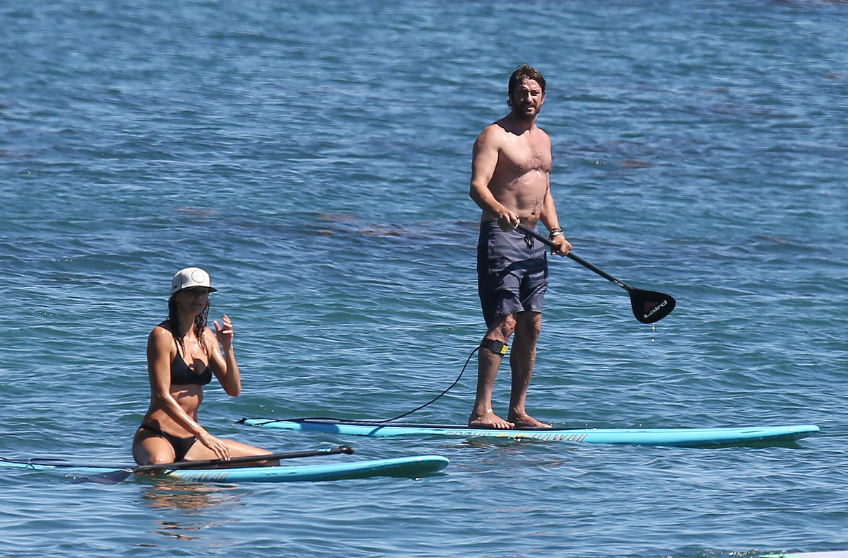 Джерард Батлер со своей девушкой на пляже Малибу