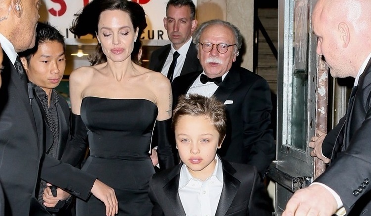 Фото: Анджелина Джоли с детьми на церемонии вручения наград ООН