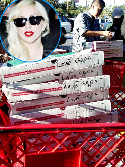 Lady GaGa купила своим фанатам пиццу