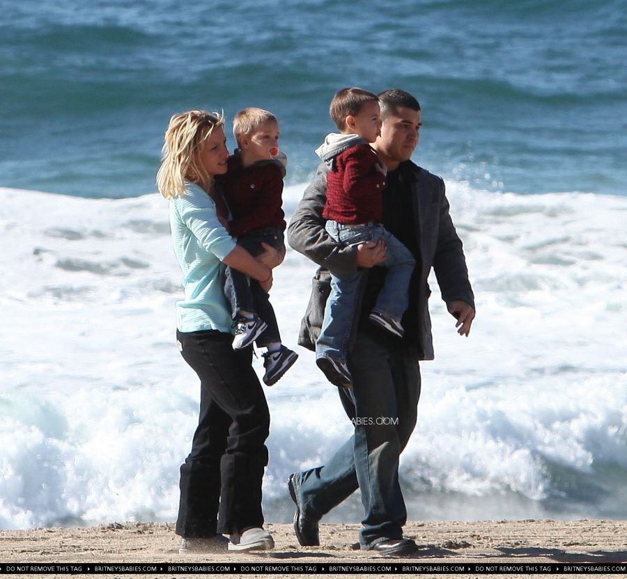 Бритни Спирс с сыновьями на пляже