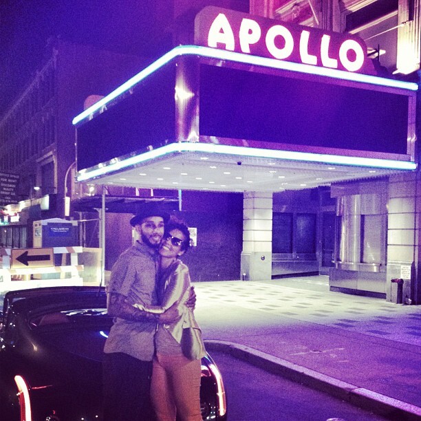 Алиша Кис отпраздновала годовщину свадьбы у театра "Аполло"